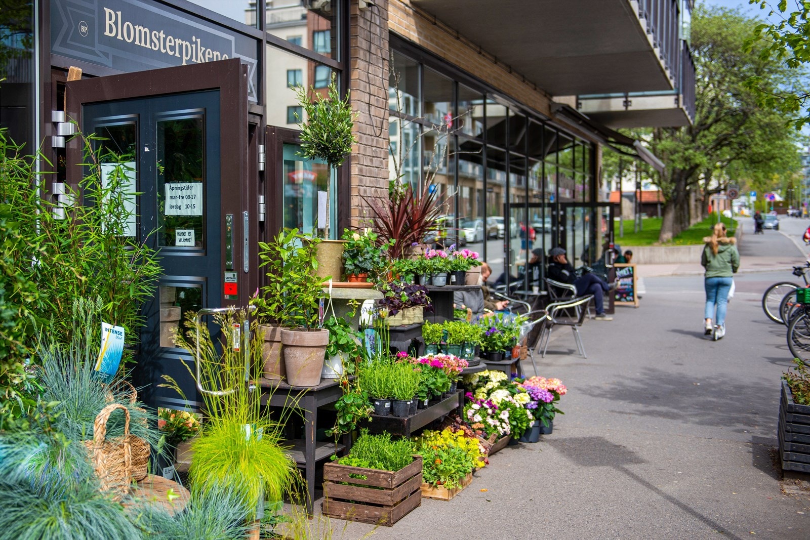 Utenfor leiligheten finner du blomsterbutikker, caféer, restauranter og masse annet! Galleribilde