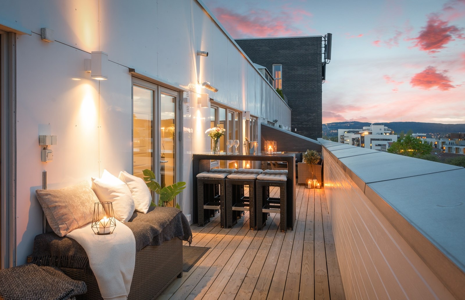 Privat takterrasse på hele 29m² som kan innredes i flere soner. Galleribilde