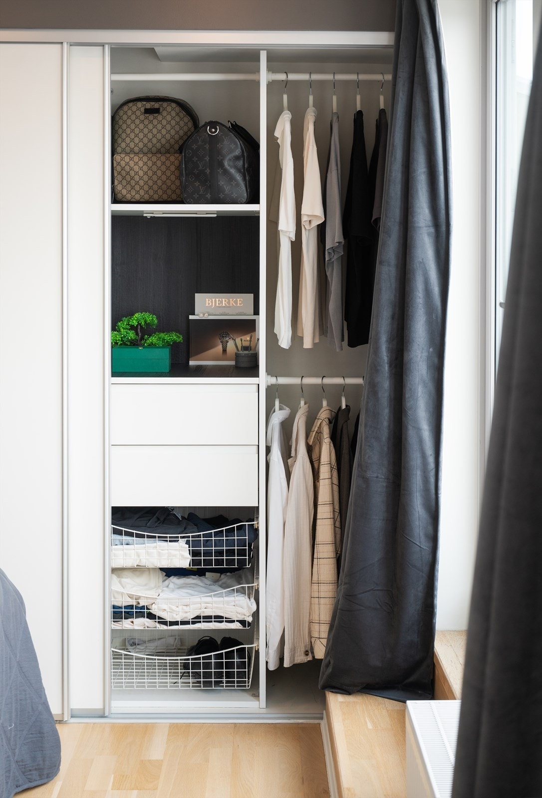 Det er montert en praktisk skyvedørsgarderobe, som gir rikelig med lagringsplass. Galleribilde