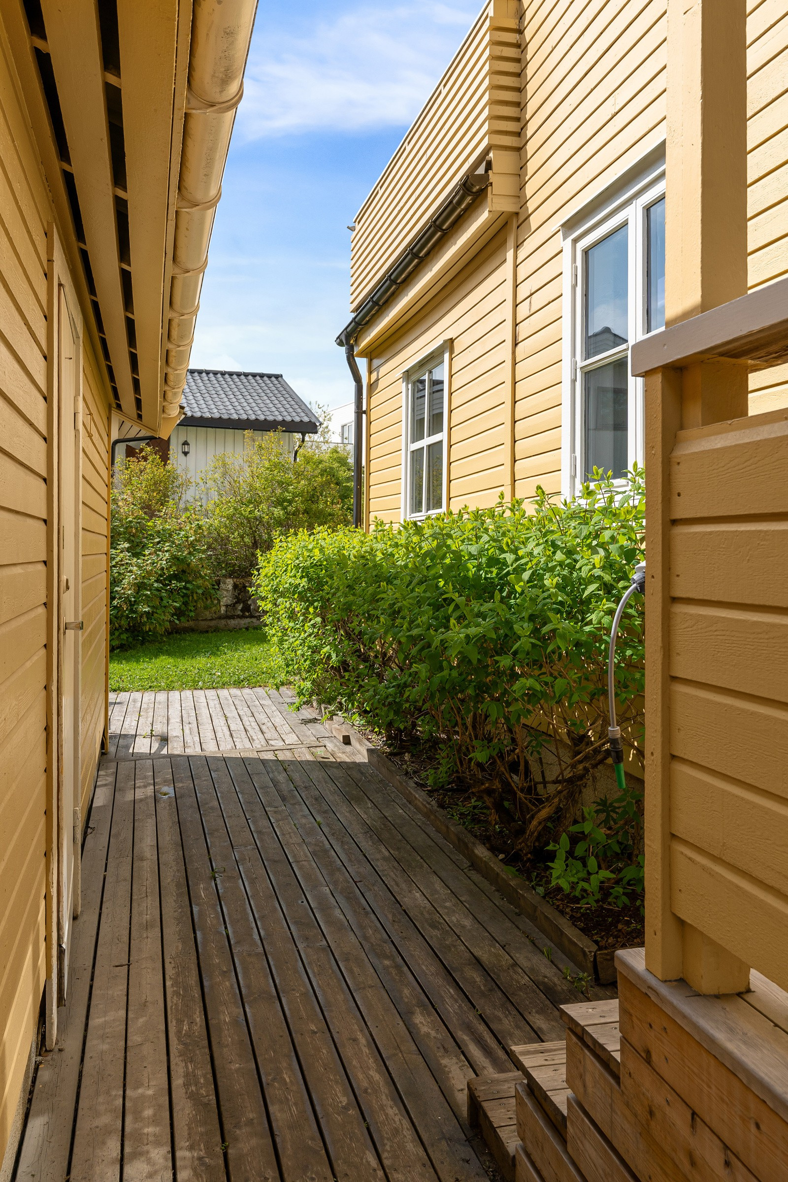 Takoverbygd inngangsparti og terrasse