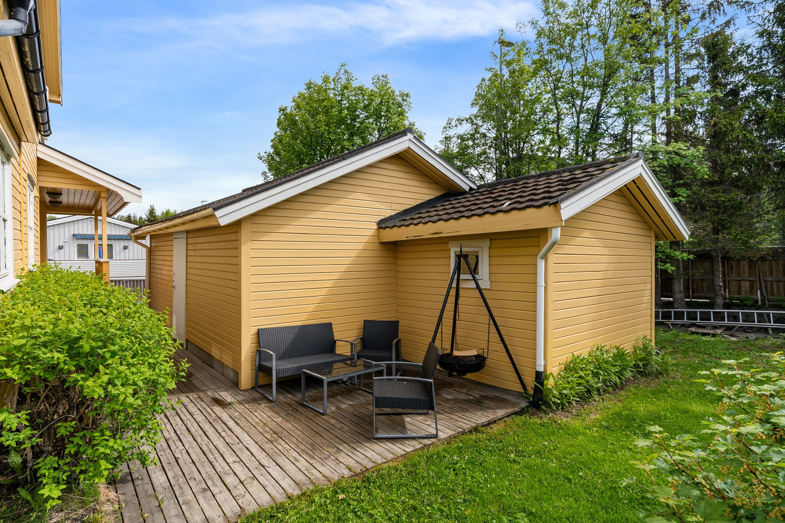 Boligen har flotte og solrike uteområder. Markterrasse ved garasje med god plass til hagemøbler og grill