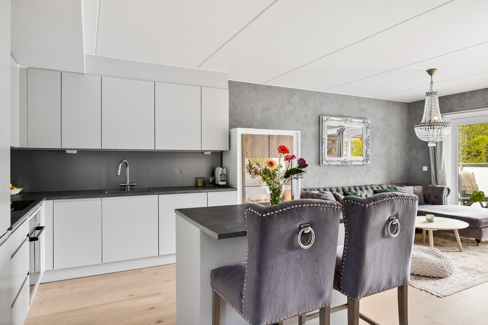 - Ventilator som drar stekeos ut av leiligheten samt komfyrvakt - Galleribilde