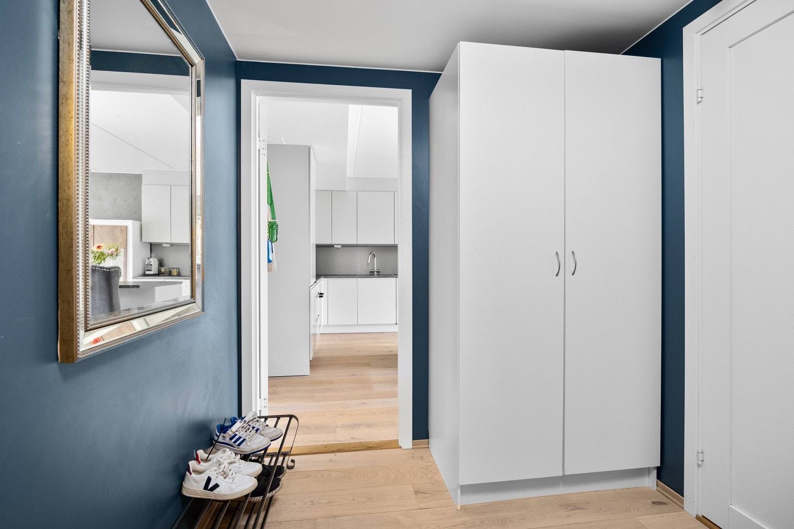 - Entré med 2-dørs medfølgende garderobeskap og plass til klær og sko - Galleribilde