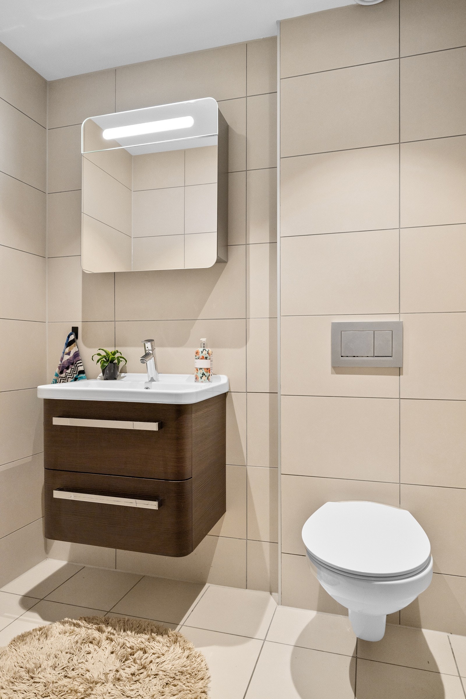 - Separat WC med vegghengt toalett, servant med skap og speilskap - Galleribilde