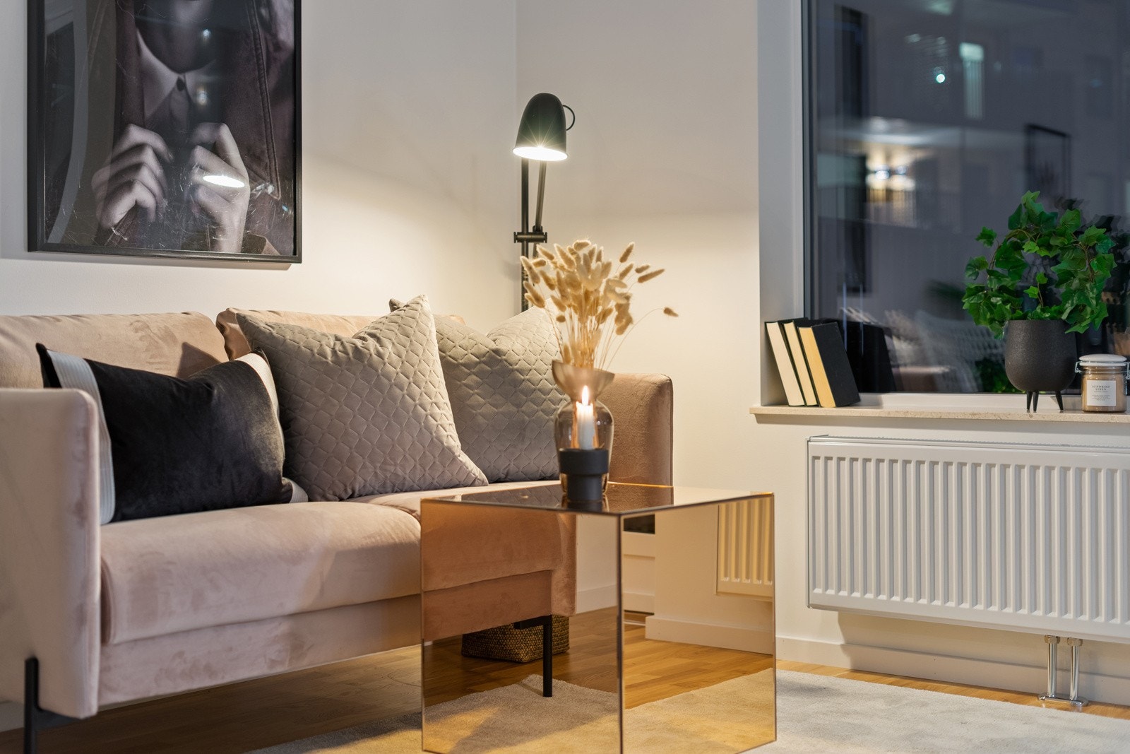 I kveldens lune belysning inviterer stuen til kveldskos. Galleribilde