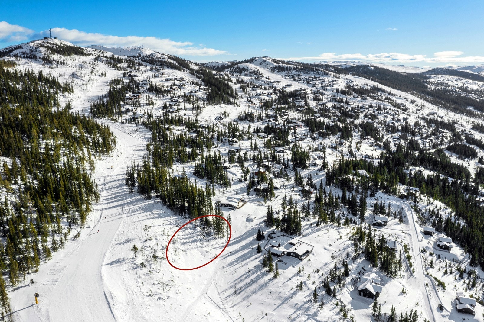 Beliggende høyt og fritt i et av Nesfjellets råeste hyttefelt med begrenset antall ski in/out tomter Galleribilde