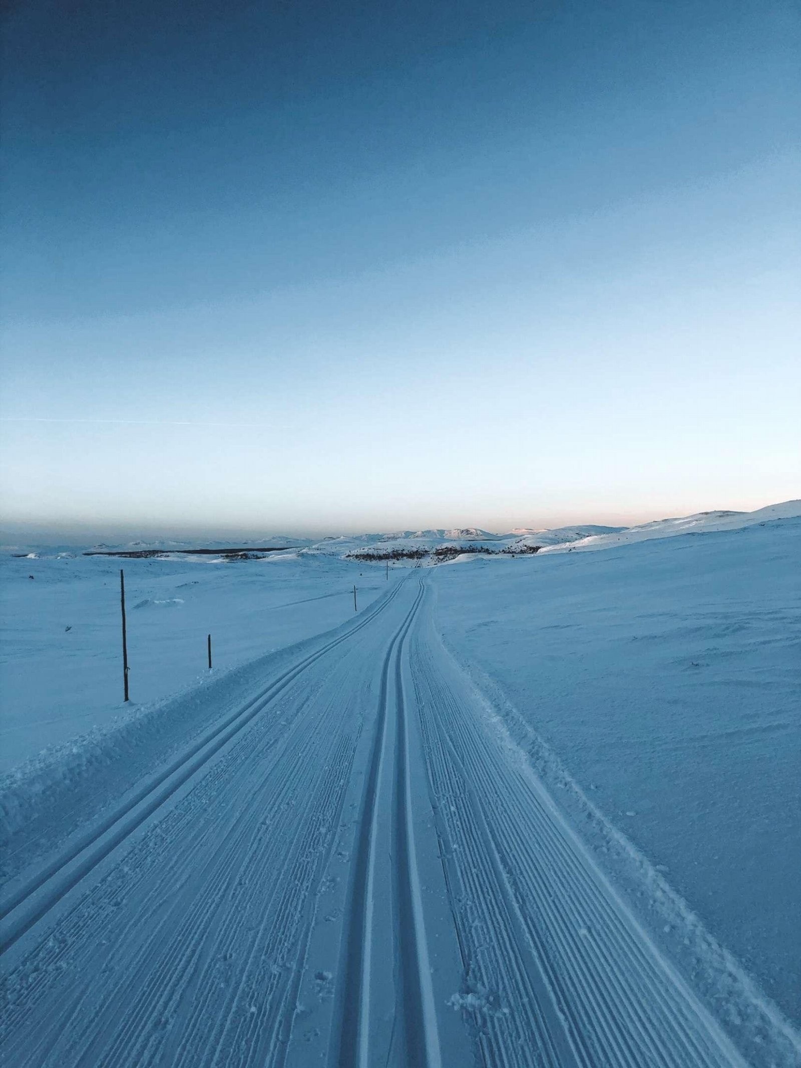 Eldorado med langrennsløyper på snaufjellet som bader i solen Galleribilde