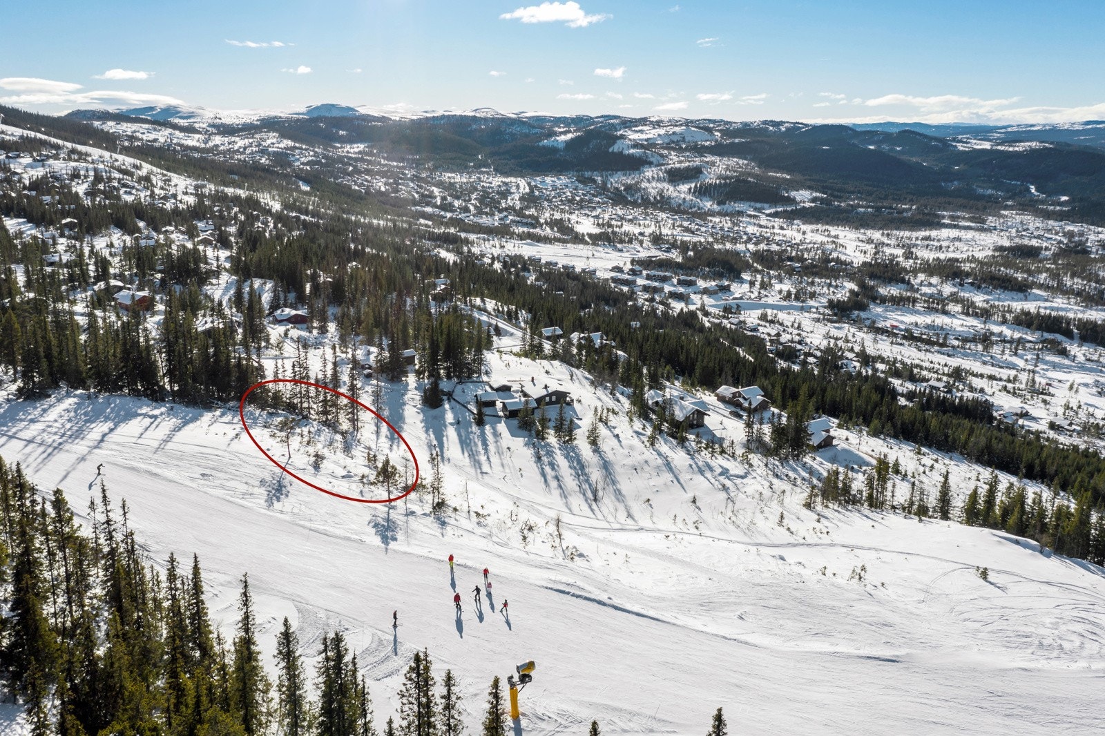 Vestvendt tomt med maksimal solgang fra morgenkaffen til kveldssolen senker seg over fjellene Galleribilde