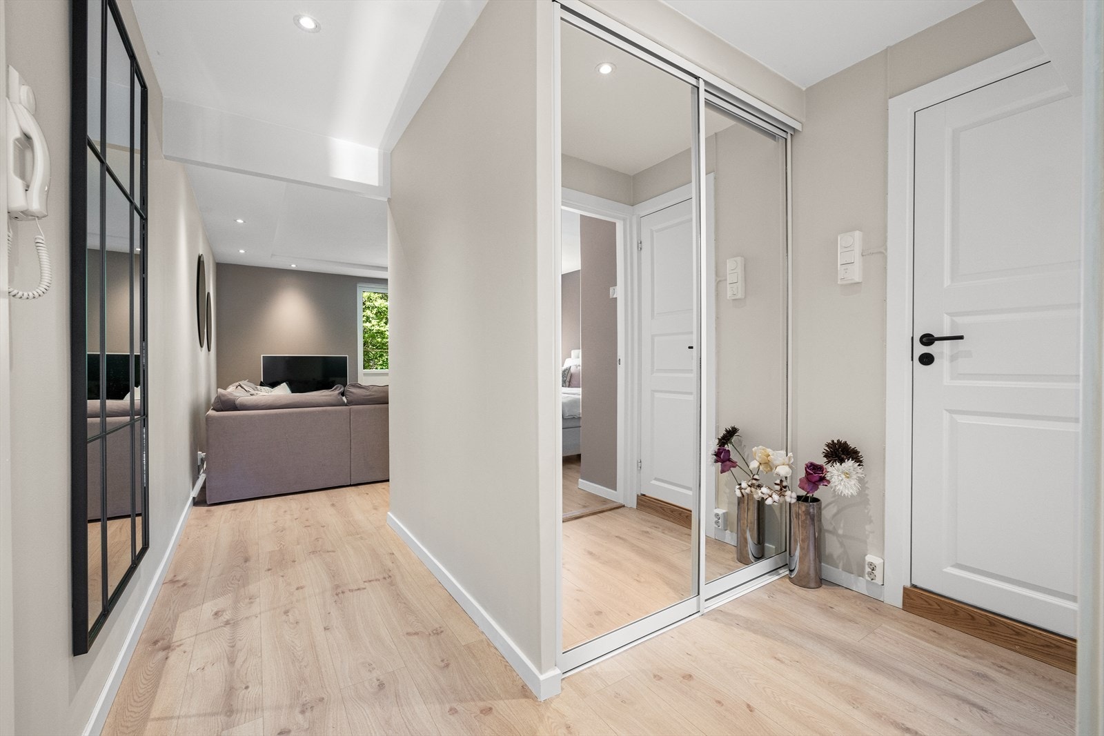 Leiligheten byr på en lys og innbydende entré med praktisk skyvedørsgarderobe med speilskap for oppbevaring. Interiøret i hele leiligheten preges av lyse, moderne flater. Et perfekt utgangspunkt til å innrede med egne møbler og gjenstander. Galleribilde