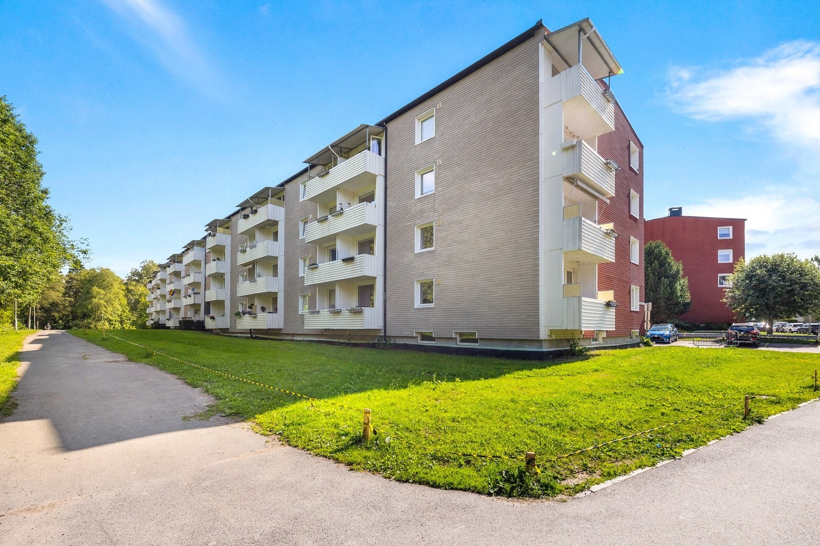 Boligen har beliggenhet i et hyggelig og veletablert boligområde på Lambertseter med gåavstand til gode servicetilbud og offentlig kommunikasjon. Galleribilde