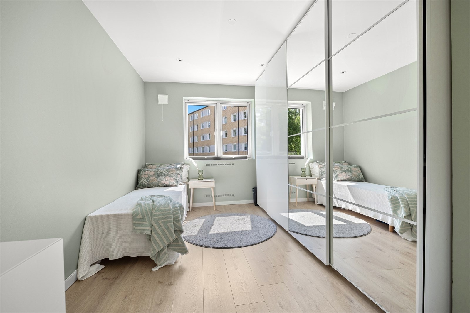 Soverommet er romslig og har plass til både seng og øvrige møbler. Galleribilde