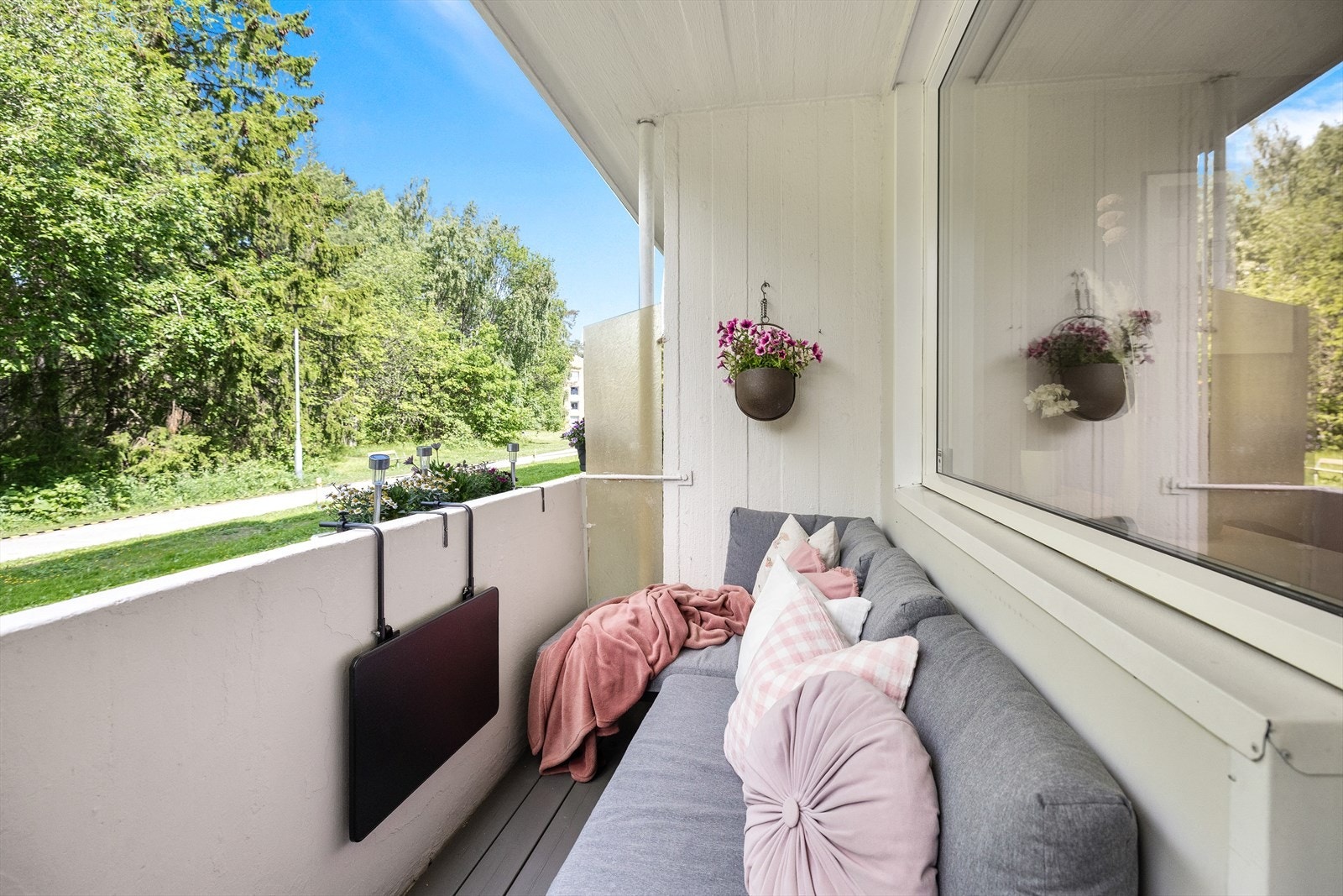 Fra stuen har du direkte utgang til en koselig balkong på ca. 4 m² med utsikt pent grøntområde. Galleribilde