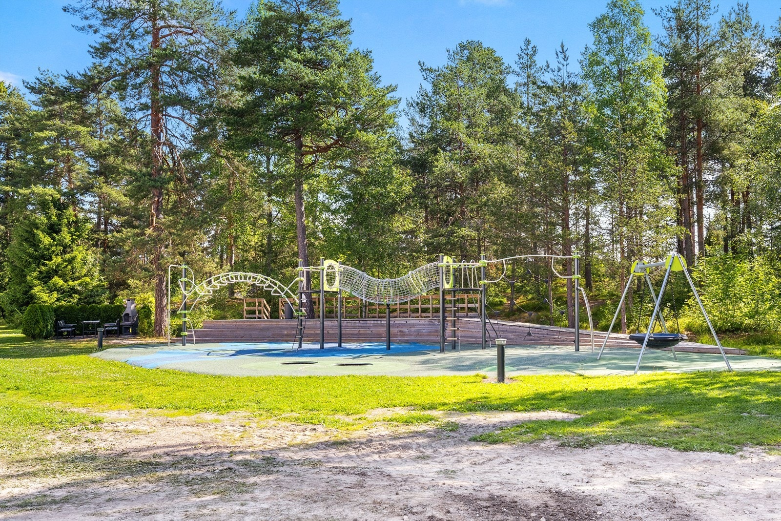 Området fremstår som ideelt for barnefamilier med lekeplasser og store grøntområder i tilknytning til boligområdet. Galleribilde