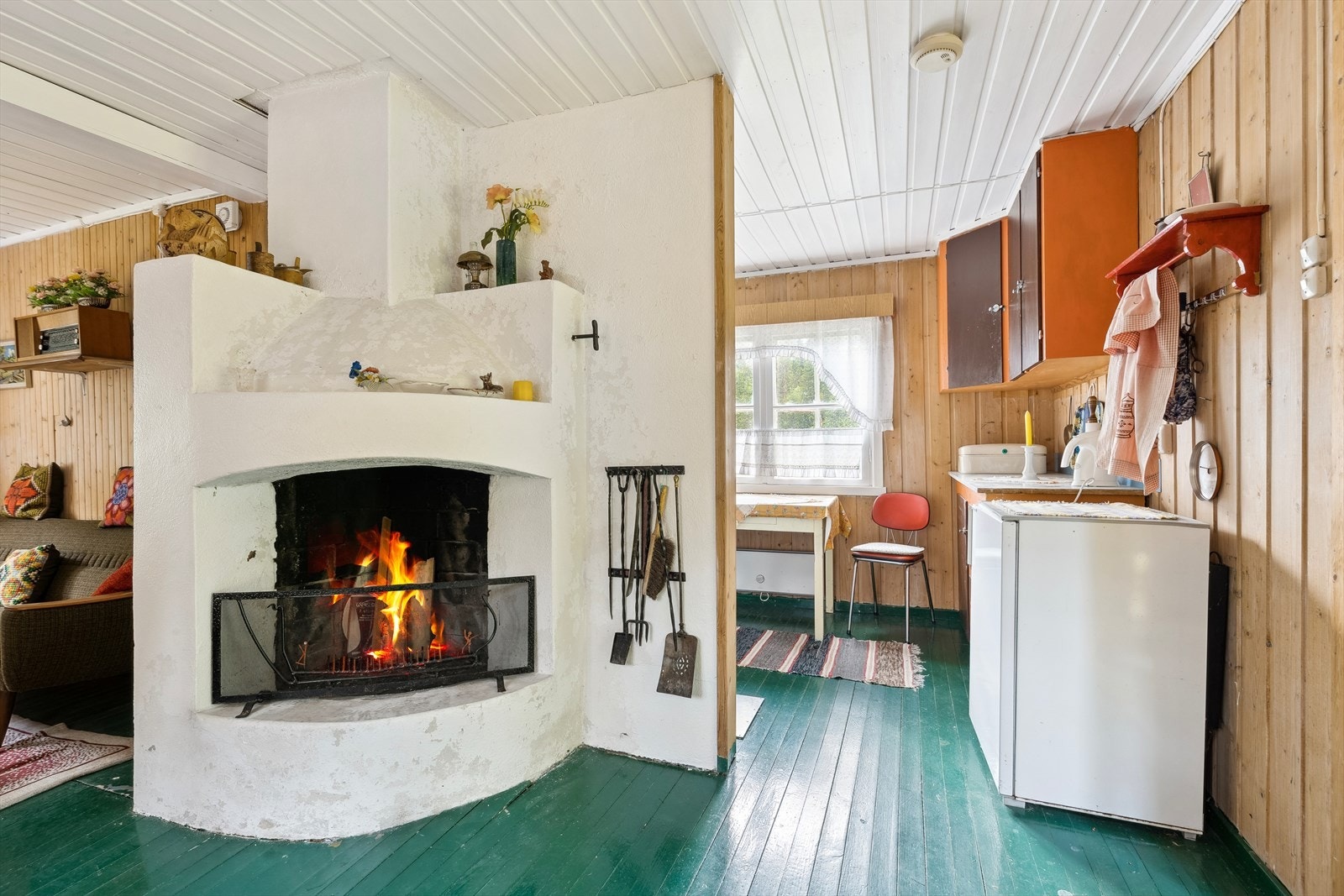 Peis i stue og vedovn på kjøkken Galleribilde