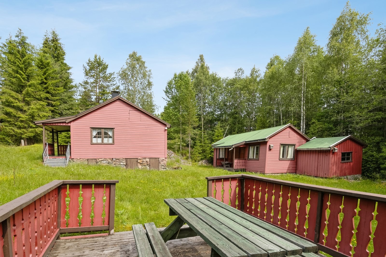 Tomten er opparbeidet med plen Galleribilde