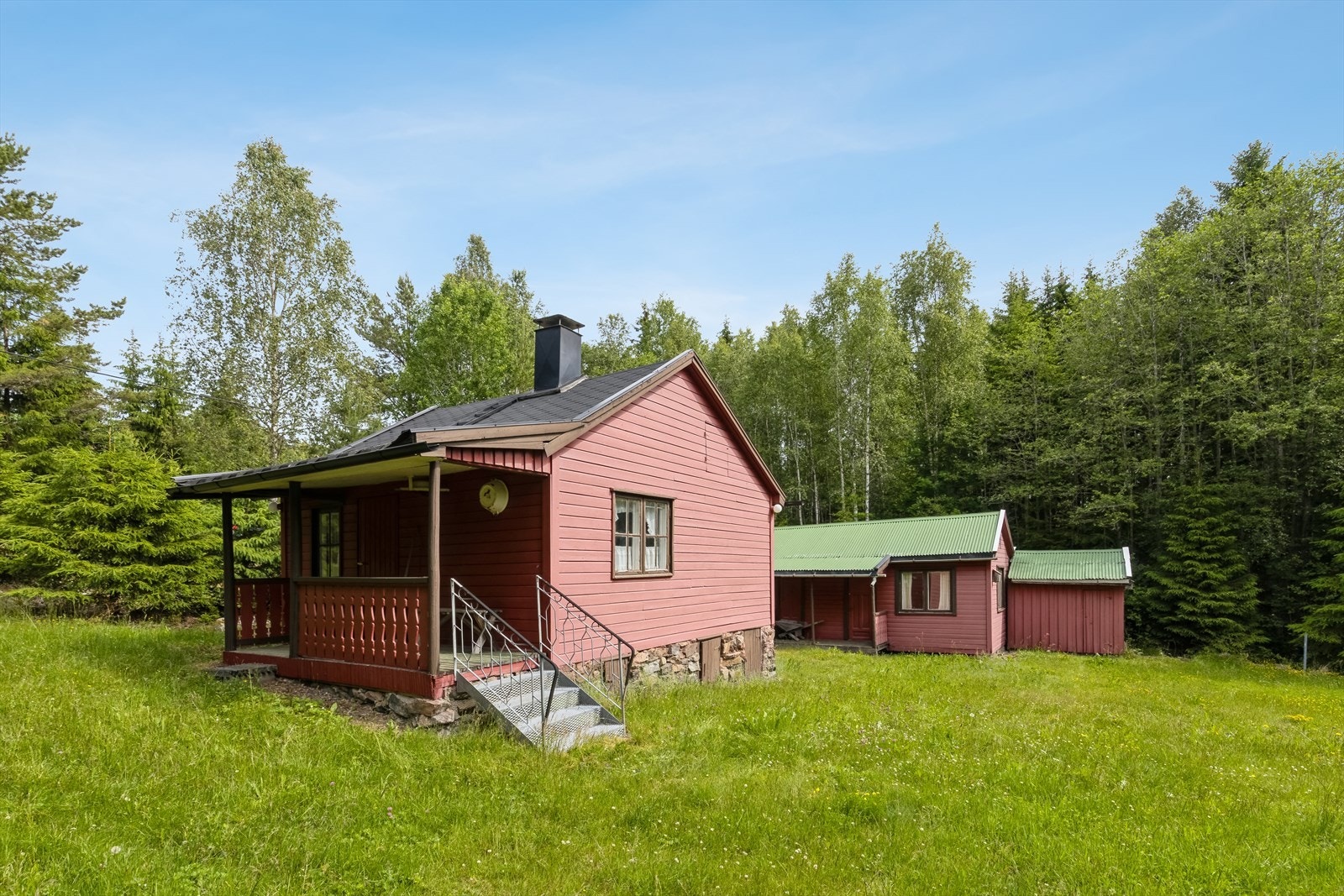 Hovedhytte på ca 25 kvm hvor man har stue, kjøkken og ett soverom, innnlagt strøm. Galleribilde