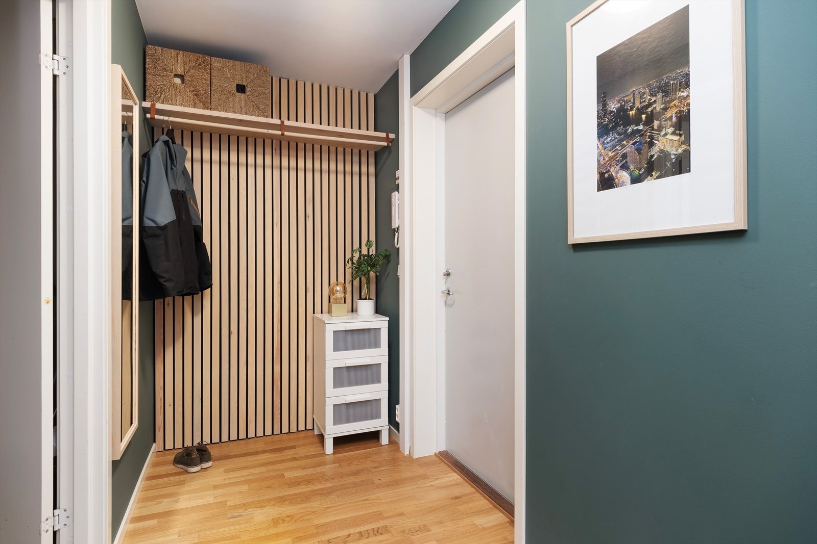 Entré med plass til å henge frå seg yttertøy og sette frå seg sko. Leilegheita har balansert ventilasjon og felles internettavtale. Galleribilde