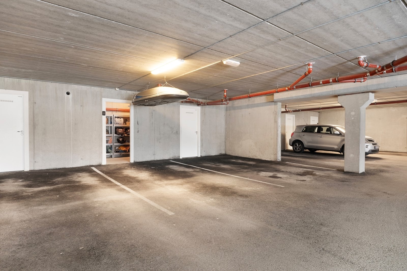 Med leilegheita har ein fast parkeringsplass i fellesgarasje med stor sportsbod i bakkant. Galleribilde