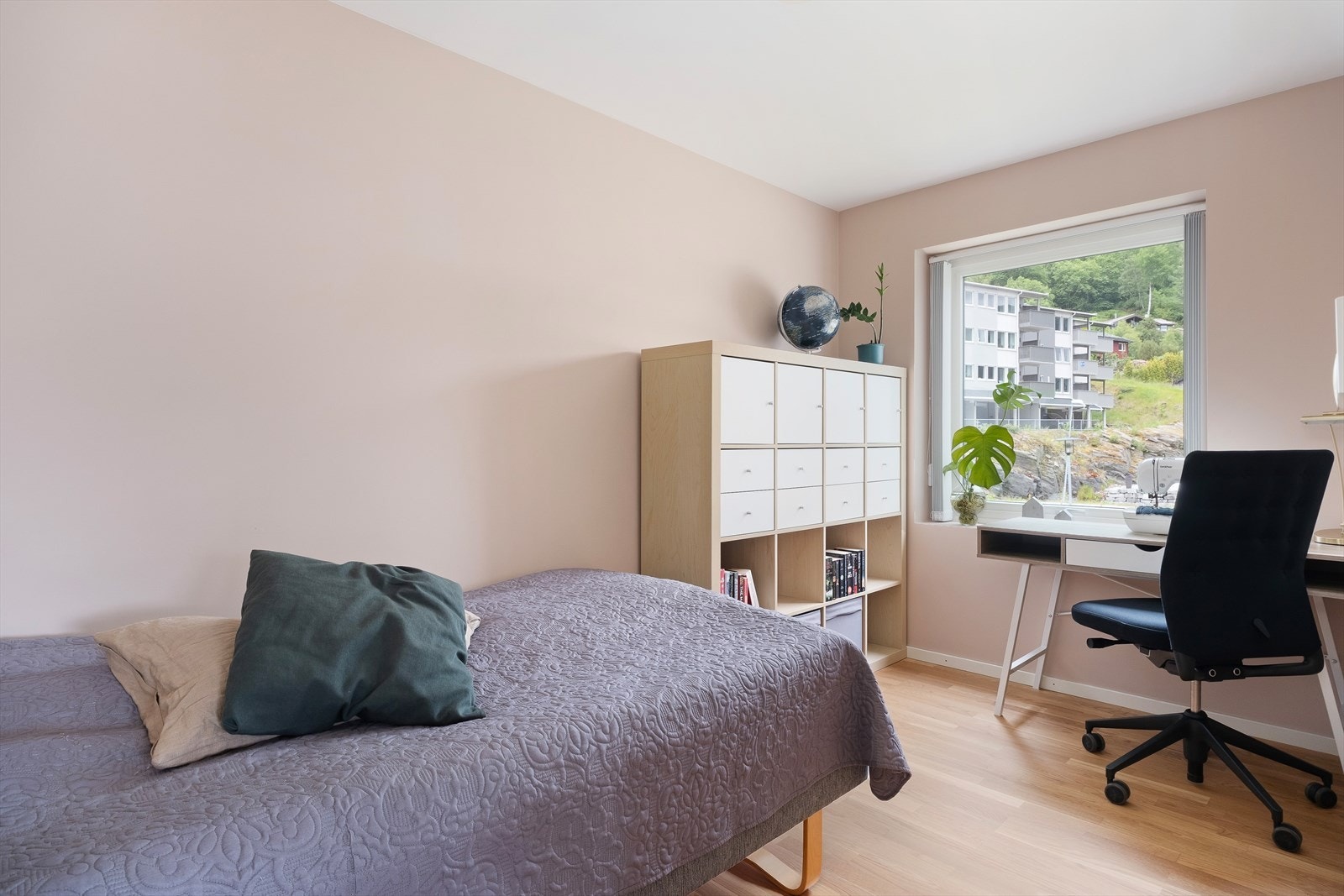 Soverom 2 med plass til ei større seng og elles anna ønska innreiing. Galleribilde