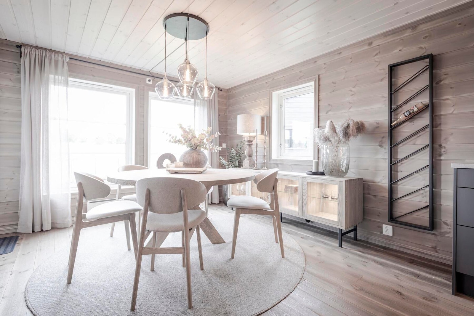 Stue/kjøkken er på hele 37m2 og med god plass til familie og venner.Foto fra vår visningshytte på Hellerudsletta Galleribilde