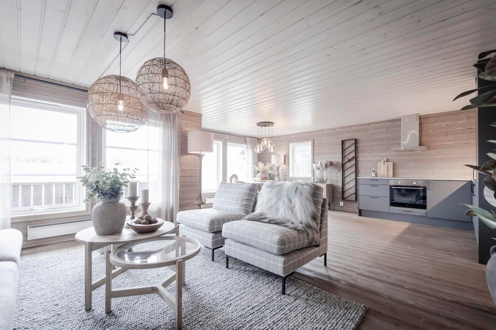 Stue/kjøkken er på hele 37m2 og med god plass til familie og venner. Foto fra visningshytte Furutangen 75 på Hellerudsletta. Galleribilde