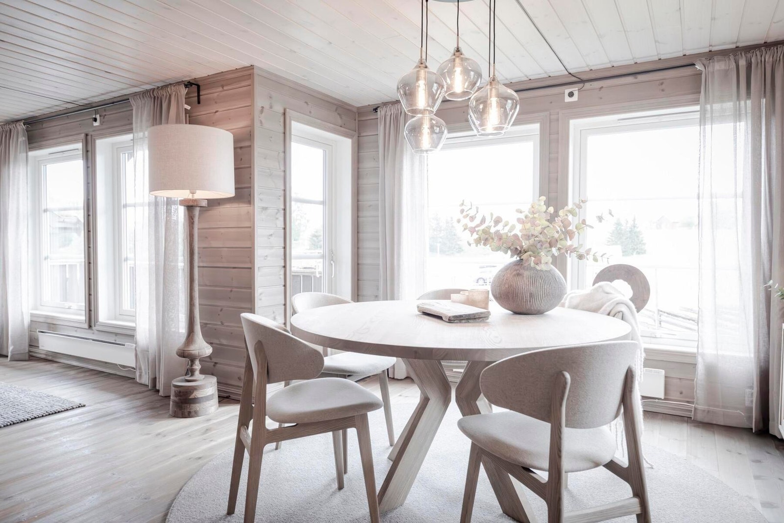 De store vindusflatene slipper lyset og naturen inn. Foto fra visningshytte Furutangen 75 på Hellerudsletta. Galleribilde