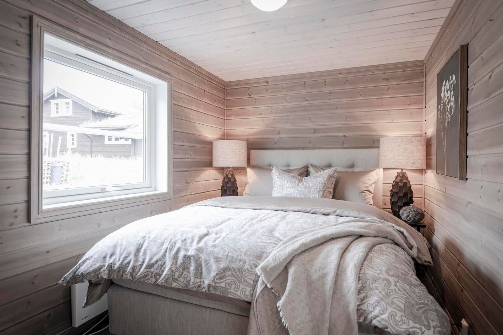 Hytta har 2 gode soverom på hovedplan. Foto fra visningshytte Furutangen 75 på Hellerudsletta. Galleribilde