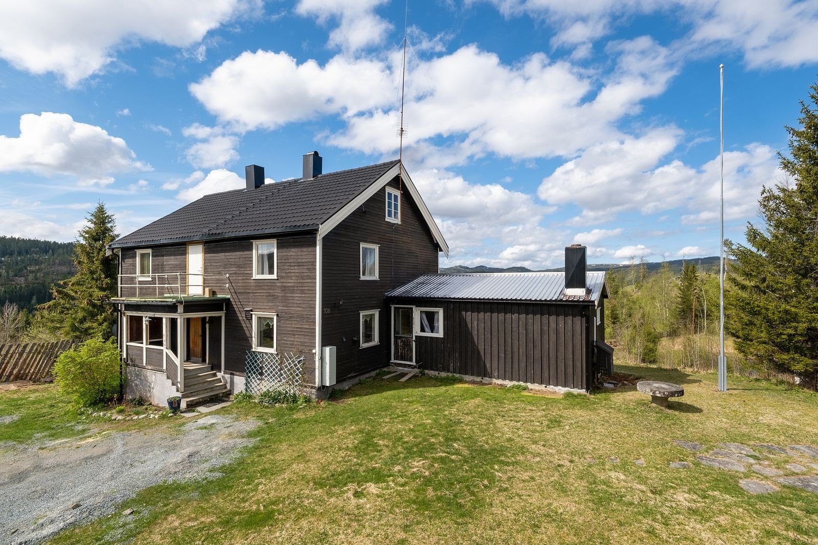 Fasade. Tilbygg disponeres av utleier. Galleribilde