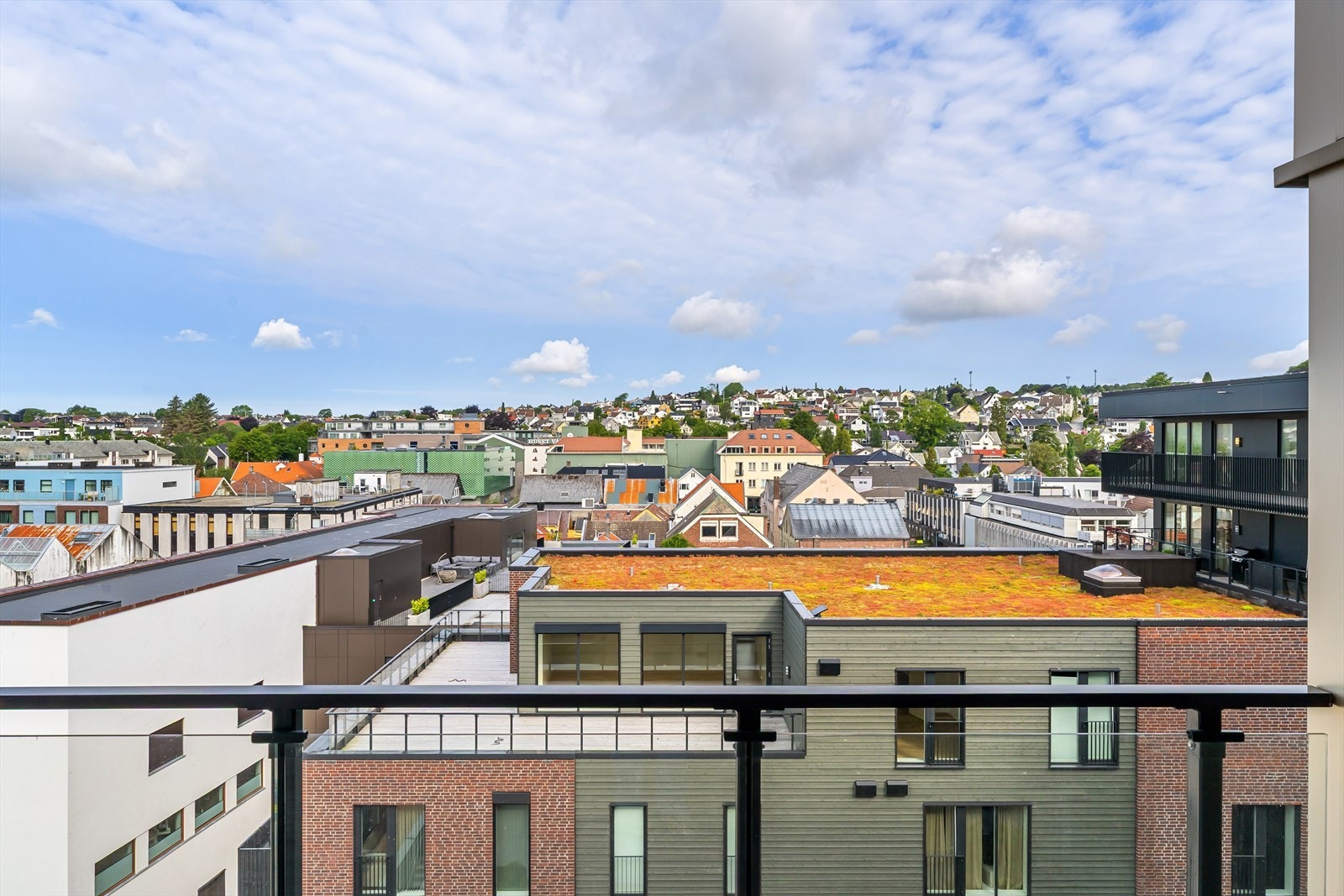 Meget solrik balkong med flott utsikt Galleribilde