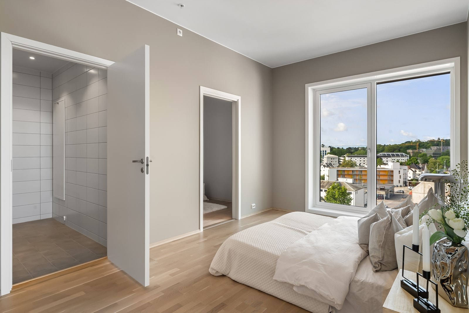 Hovedsoverom med privat bad og eget garderoberom Galleribilde