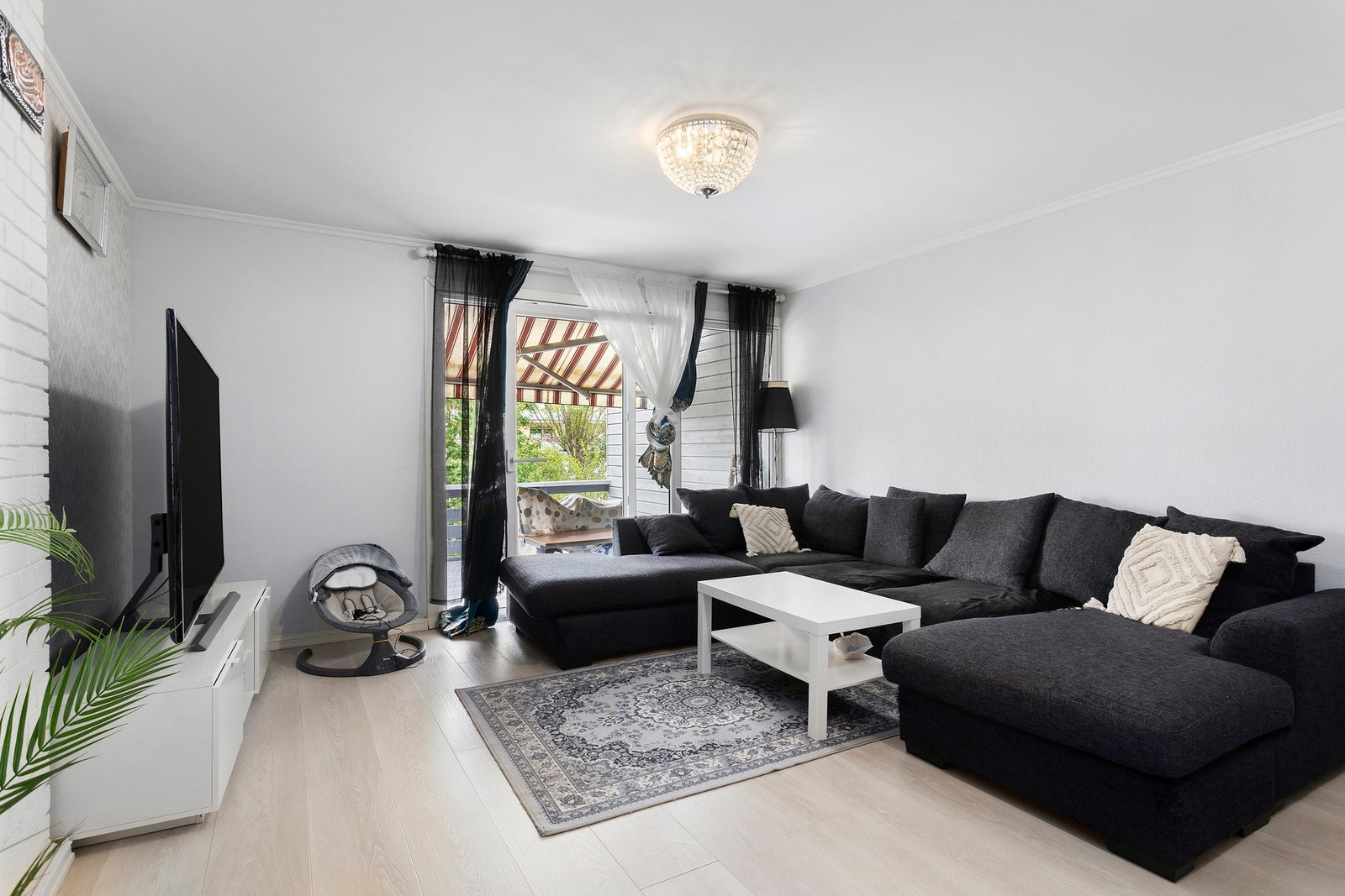 Romslig stue med plass til en stor sofaseksjon med tilhørende sofabord, og mediemøblement Galleribilde