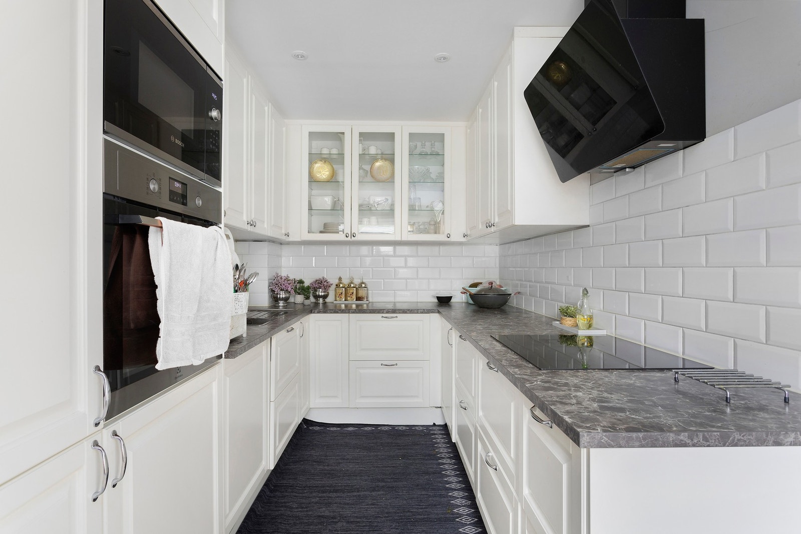 Et svært innbydende kjøkken med pene profilerte fronter. Integrert oppvaskmaskin og komfyr, nedfelt keramisk platetopp og mekanisk kjøkkenventilator Galleribilde