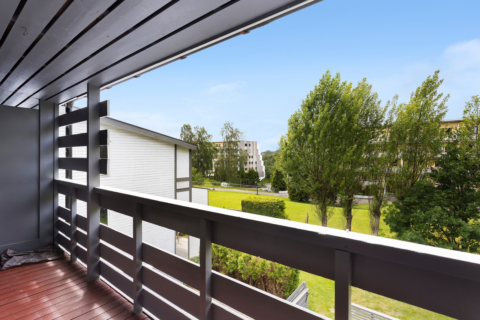 Terrassen og balkongene på boligen er vestvendte, som gir optimale solforhold Galleribilde