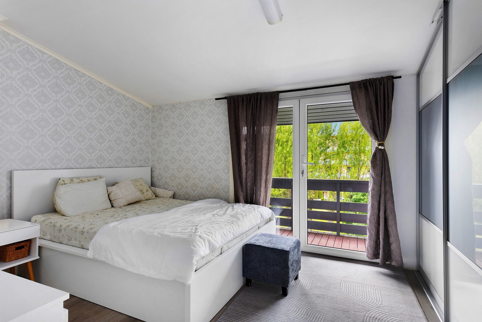 Hovedsoverom - God plass til dobbeltseng med tilhørende nattbord, stor skyvedørsgarderobe og utgang til balkong Galleribilde