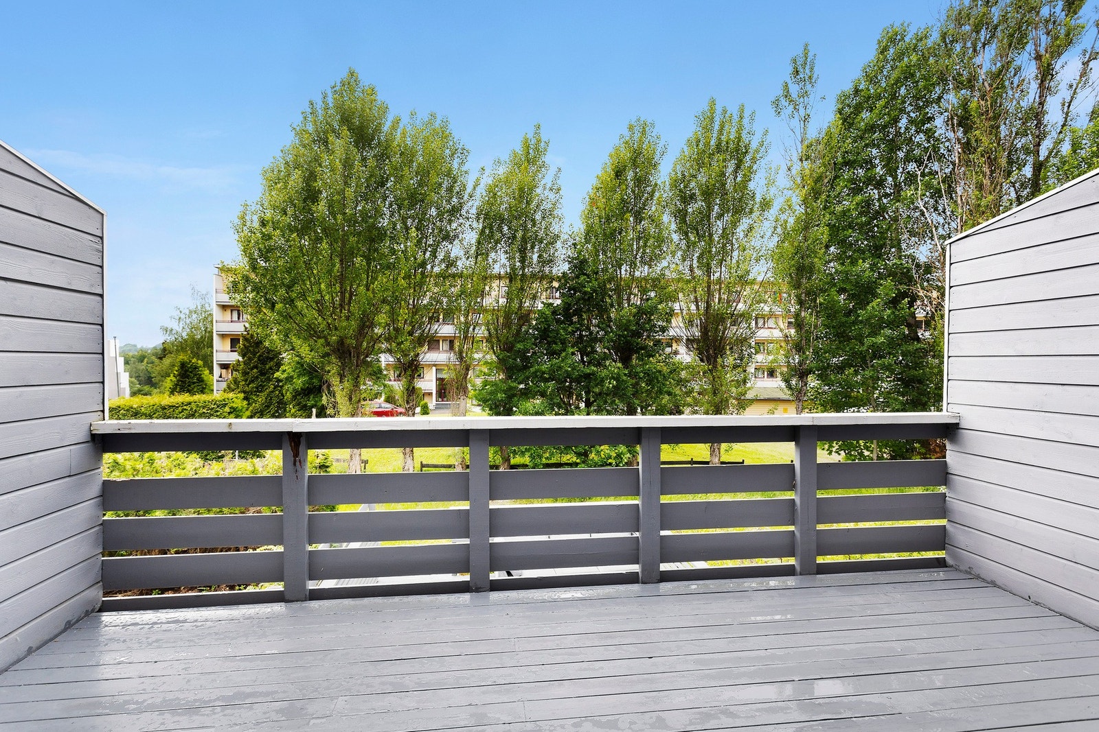 Balkongen er på 14 kvm som gir god plass til hagemøbler og grill Galleribilde