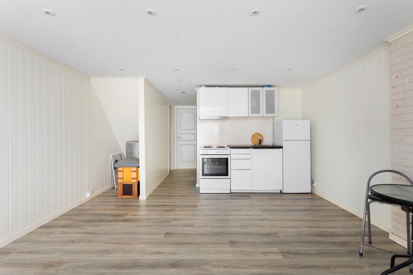 Lys og romslig kjellerstue med kjøkken Galleribilde