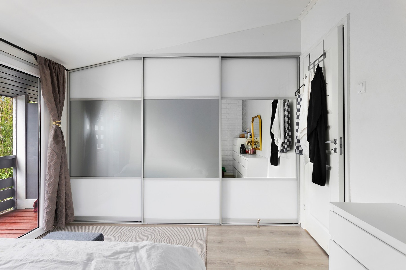 Skyvedørsgarderoben byr på gode lagringsmuligheter Galleribilde