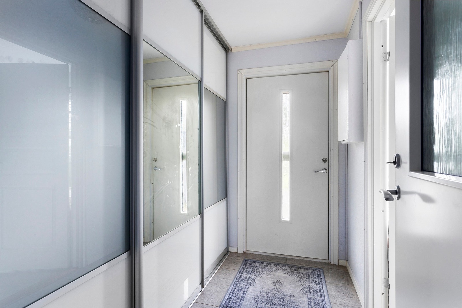 Inngangspartiet har en stor skyvedørsgarderobe med god lagringsplass Galleribilde