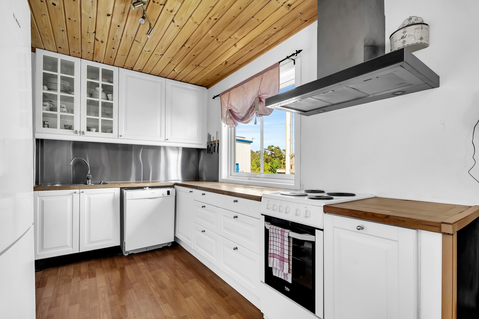 Pent kjøkken som er oppgradert med ny innredning i nyere tid. Galleribilde