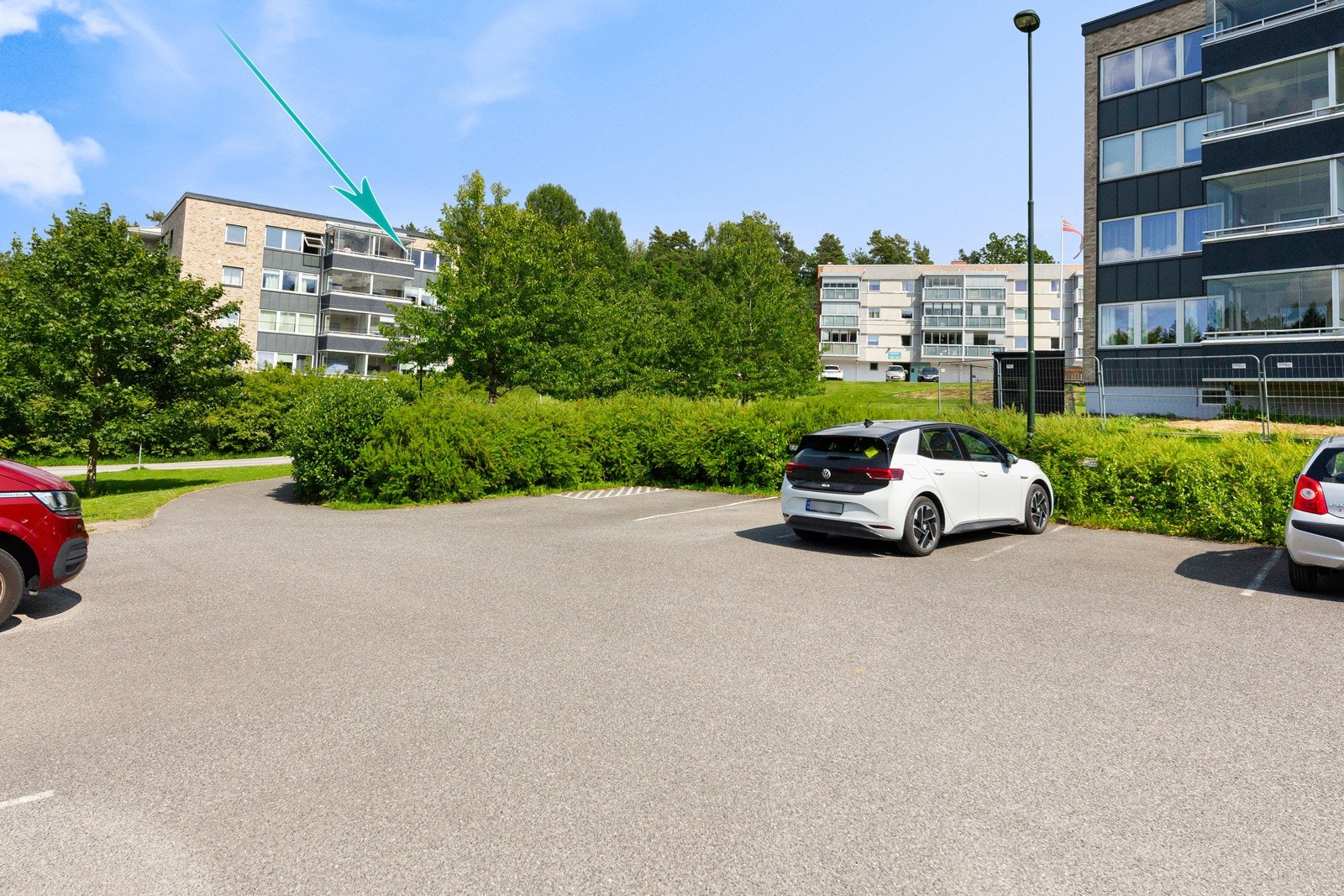Det er en egen parkeringsplass som følger leiligheten Galleribilde