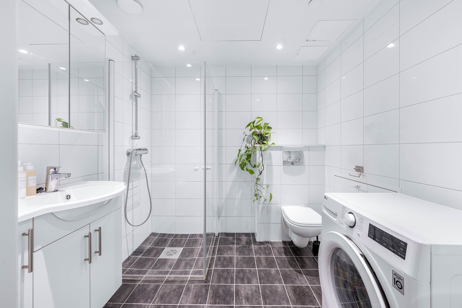 Lekkert bad fra 2019 med fliser og moderne innredning Galleribilde