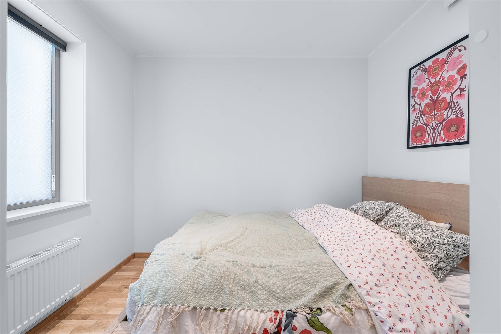 Soverom med plass til dobbeltseng og garderobe Galleribilde