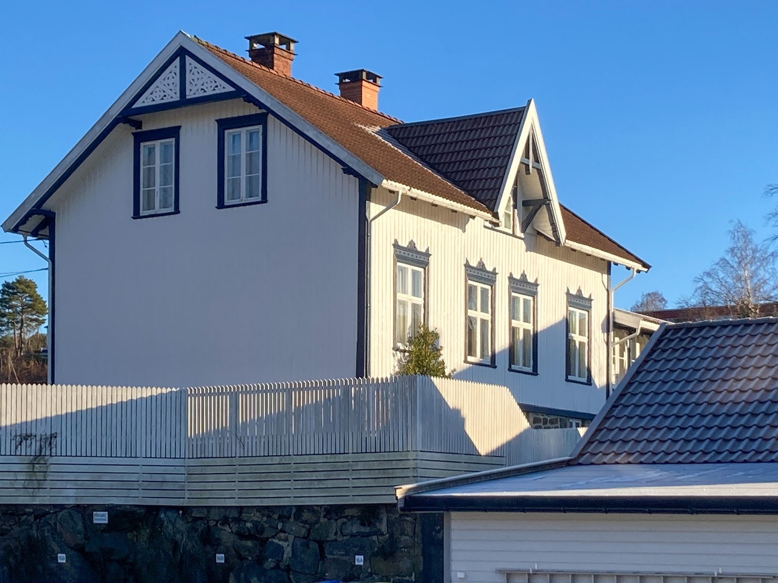 Boligen har en ærverdig pen arkitektur med mange flotte detaljer Galleribilde