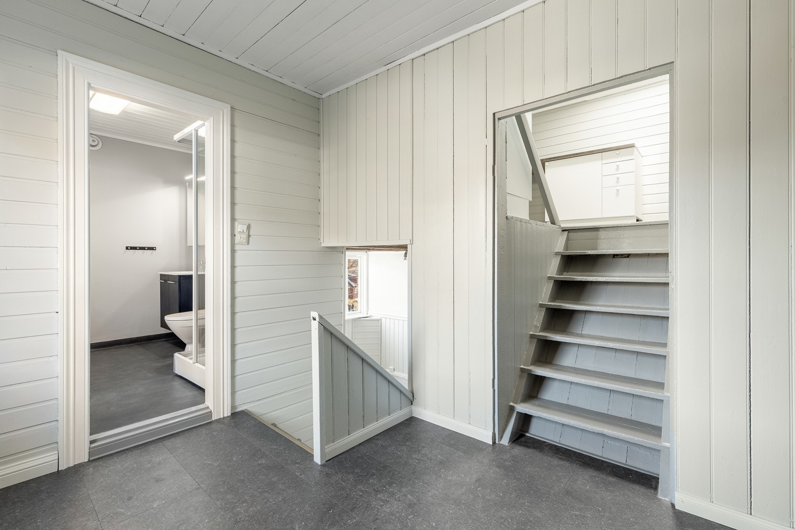 Hybelleiligheten går over 3 nivåer og fremstår lys og trivelig. Romslig bad i midterste nivå Galleribilde