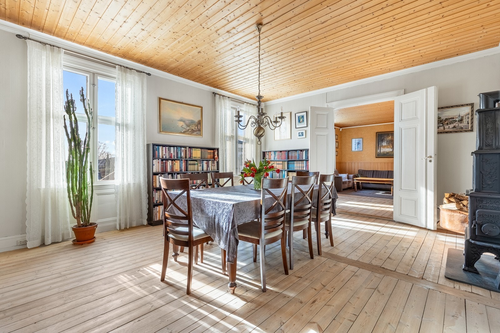 Stor romslig spisestue med plass til langbord og mange gjester. Etasjeovn for oppvarming Galleribilde