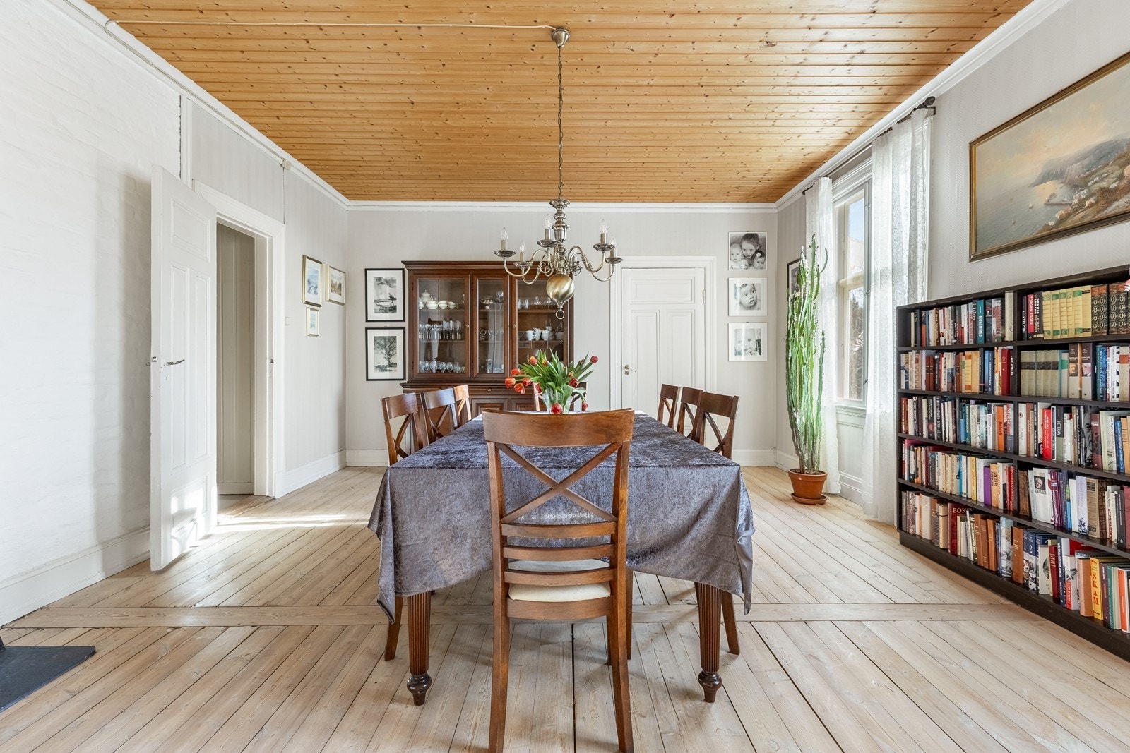 Ærverdig lys og pen spisestue med panel himling og tapetserte vegger Galleribilde