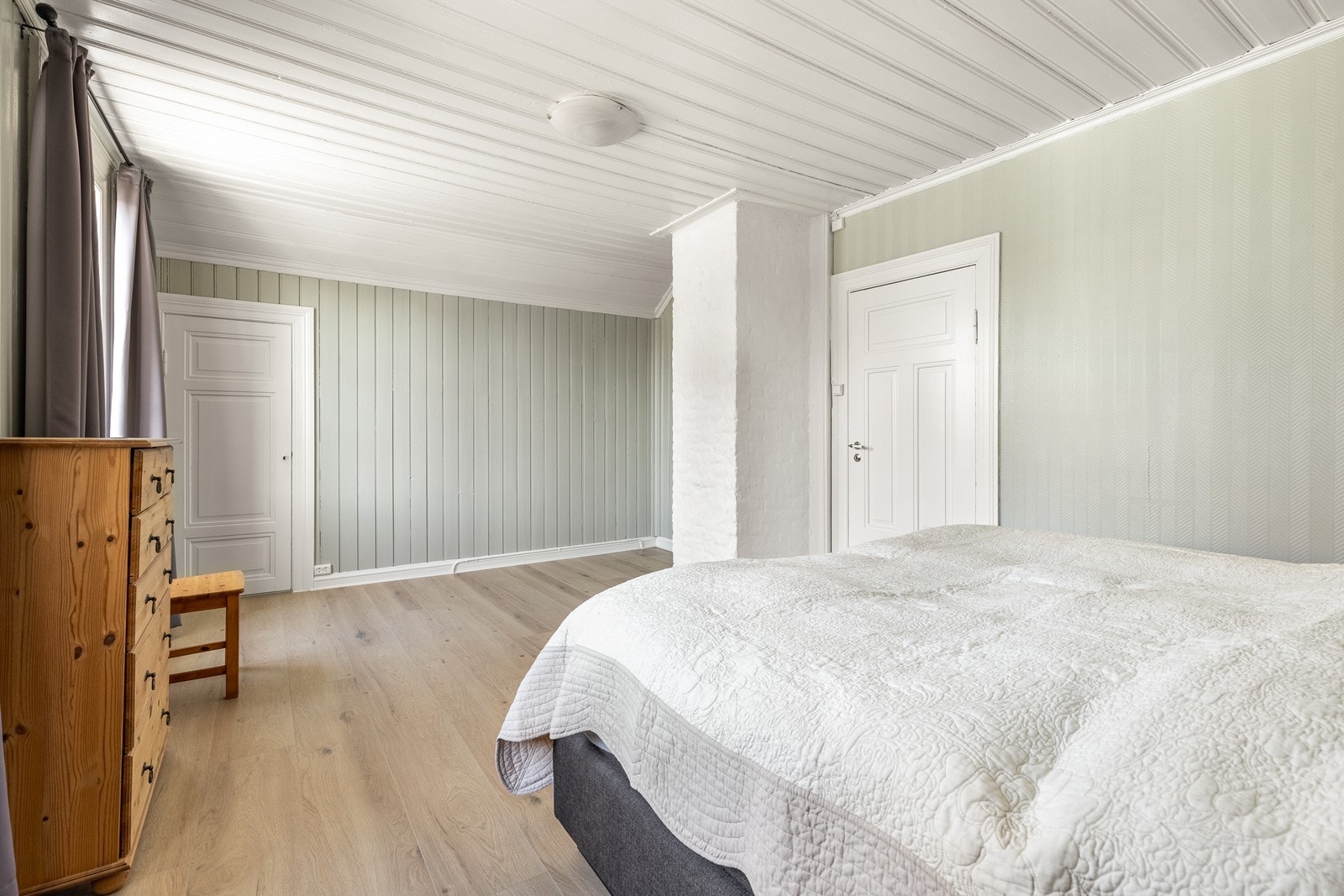 Hovedsoverommet har godt med plass til å sette opp ekstra garderobe, i tillegg til garderobe i alkoven Galleribilde