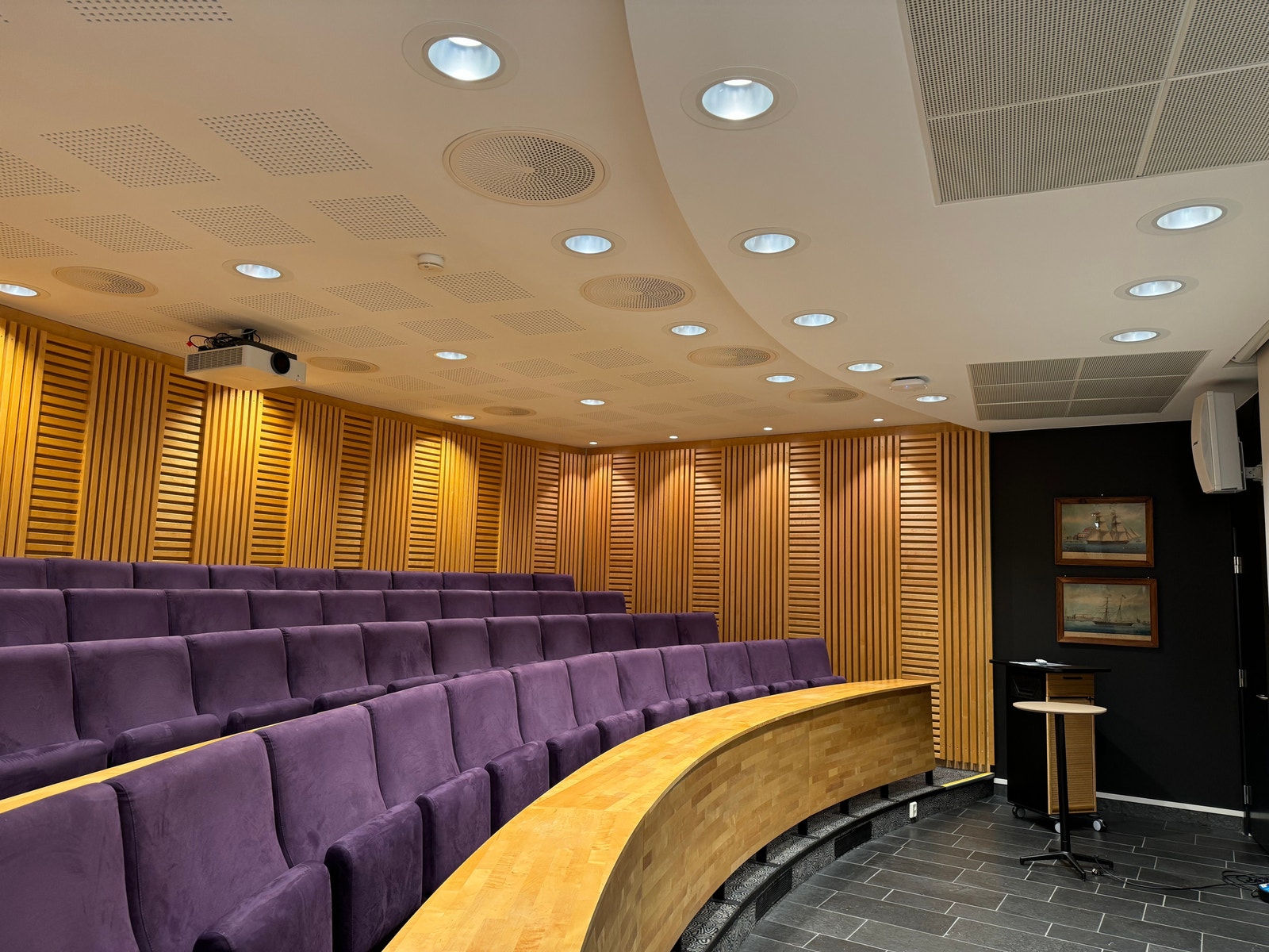 Flott auditorium i nabobygget - Skipsbyggerhallen. Galleribilde