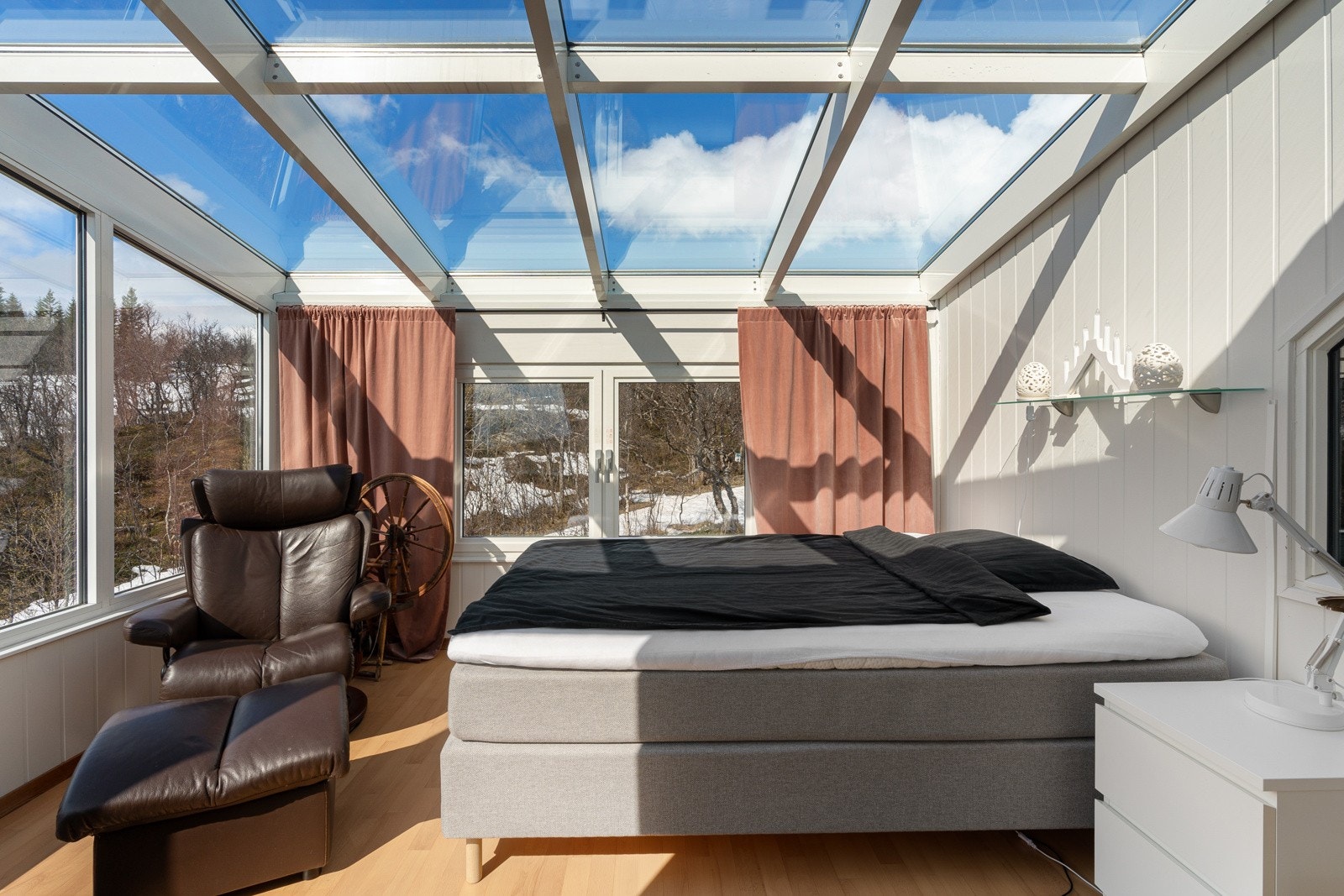 Her har du flere innredningsmuligheter og en nydelig utsikt mot vest. Galleribilde