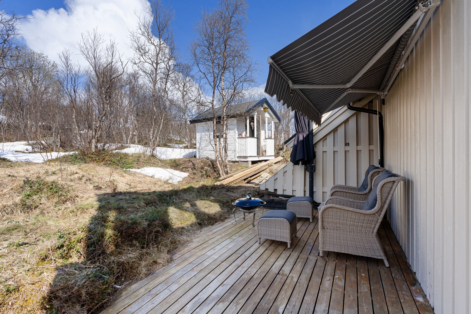 Boligen er beliggende i et rolig og barnevennlig område på Kvaløya. Her er det kort vei til fantastiske naturområder i fjell, skog, fjære og sjø, og fra tomten har du panoramautsikt fra Lyngsalpene i nord til Malangen i sør. Galleribilde